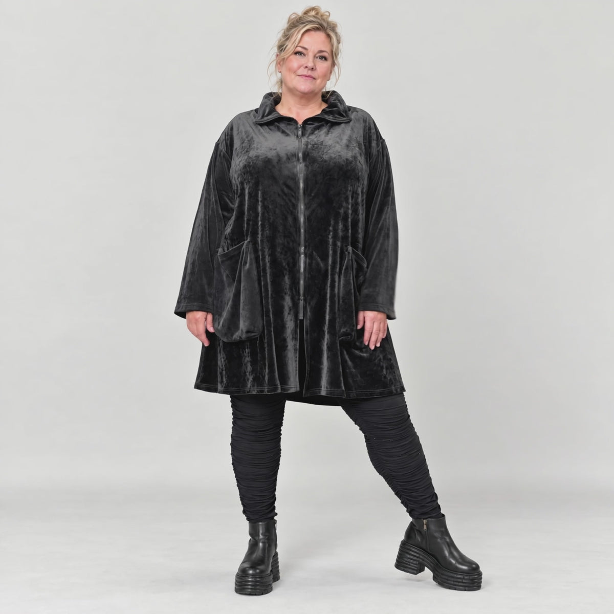 Fleecejacke in Schwarz mit Stehkragen und großen Taschen in Vokuhilalänge mit Stretch