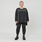 Feinstrickshirt in Schwarz/Weiß meliert mit fließender A-Linie und Seitenschlitzen am Saum
