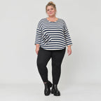 Shirt aus weichem Stretchjersey in Creme/Dunkelblau mit 7/8-Arm und aufgesetzten Taschen