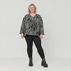 Flauschiges Feinstrickshirt aus Italien mit V-Ausschnitt in Schwarz/Weiß gemustert