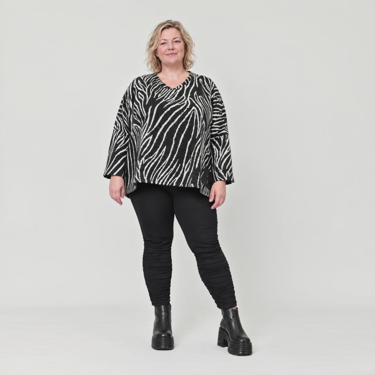 Flauschiges Feinstrickshirt aus Italien mit V-Ausschnitt in Schwarz/Weiß gemustert
