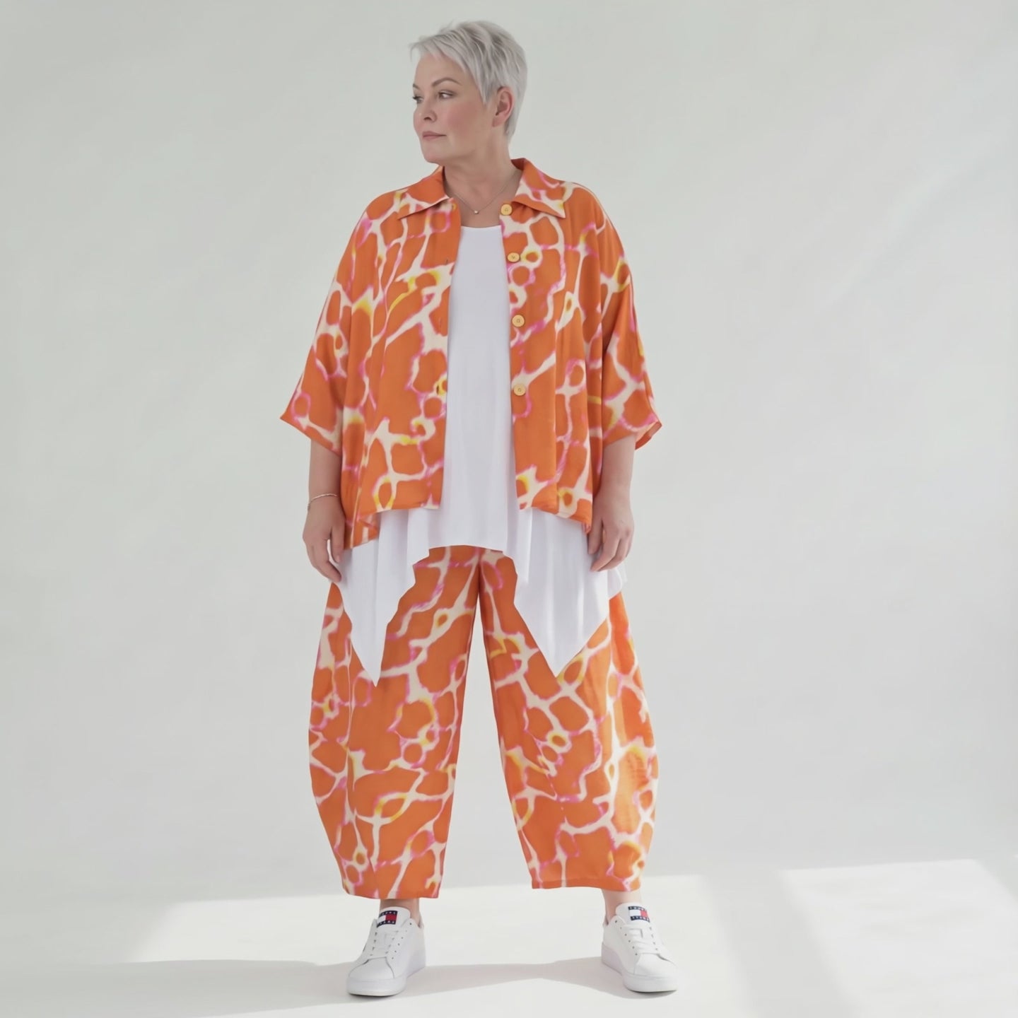 Stilvolle Lagenlook Bluse aus weich fließender Popeline mit schimmernder Oberfläche und Batikmuster, Orange/Weiß