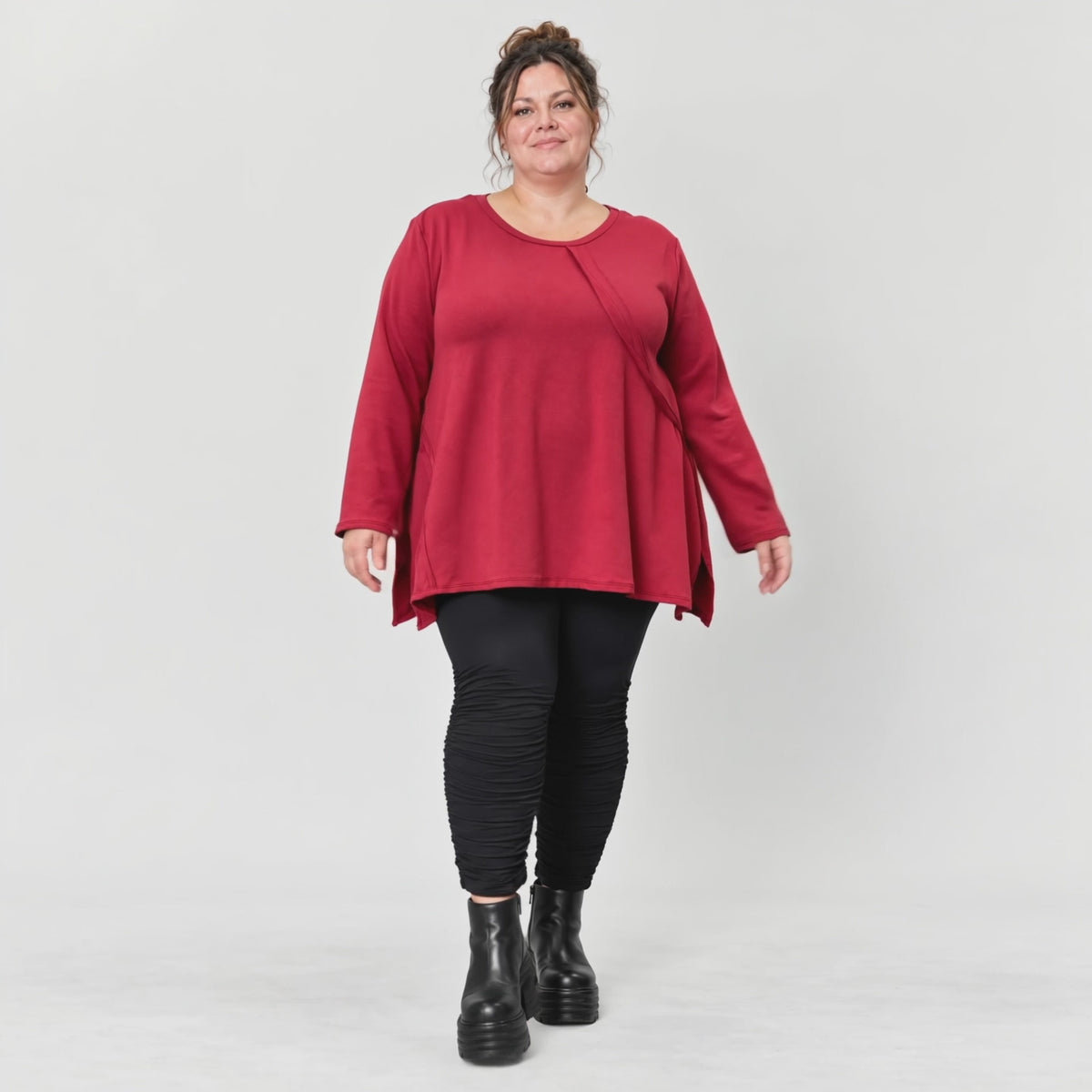 Rotes Langarmshirt mit fließender A-Linie aus weichem Stretchjersey gefertigt in Italien