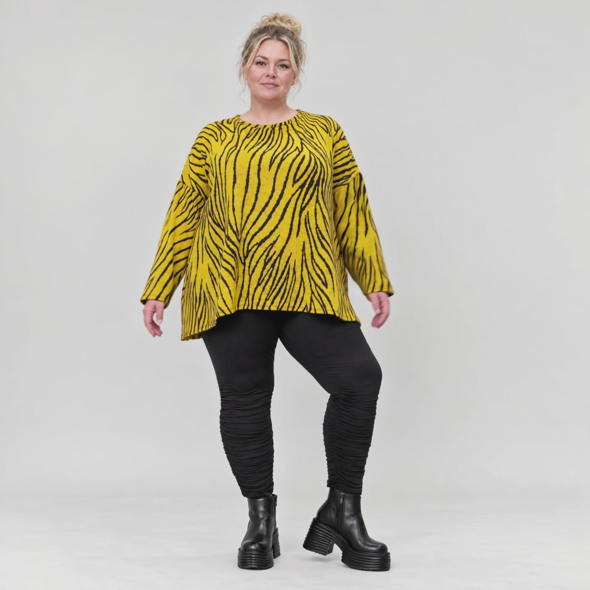 Flauschiges Strickshirt in Gelb/Schwarz mit Zebramuster in lockerer A-Linie und Schlitzen