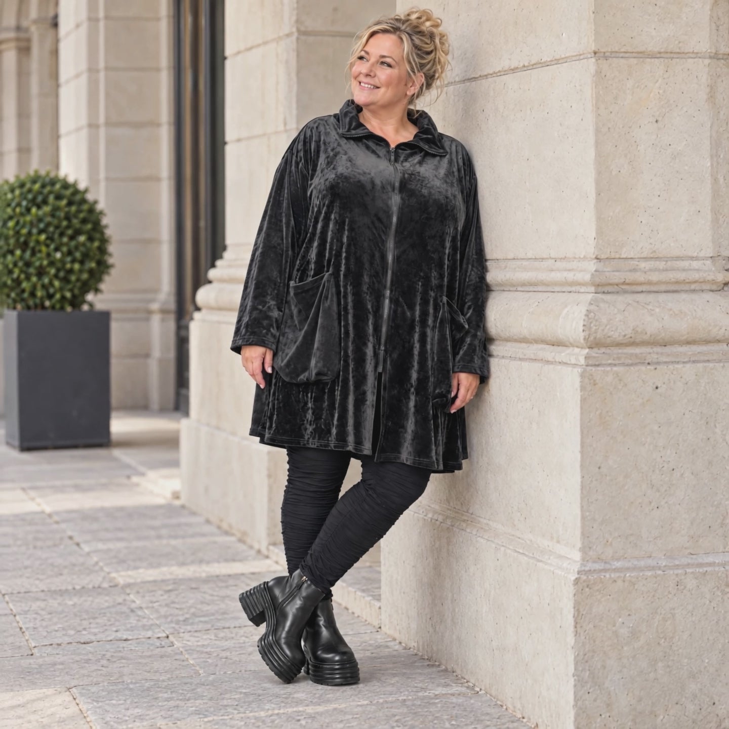 Fleecejacke in Schwarz mit Stehkragen und großen Taschen in Vokuhilalänge mit Stretch