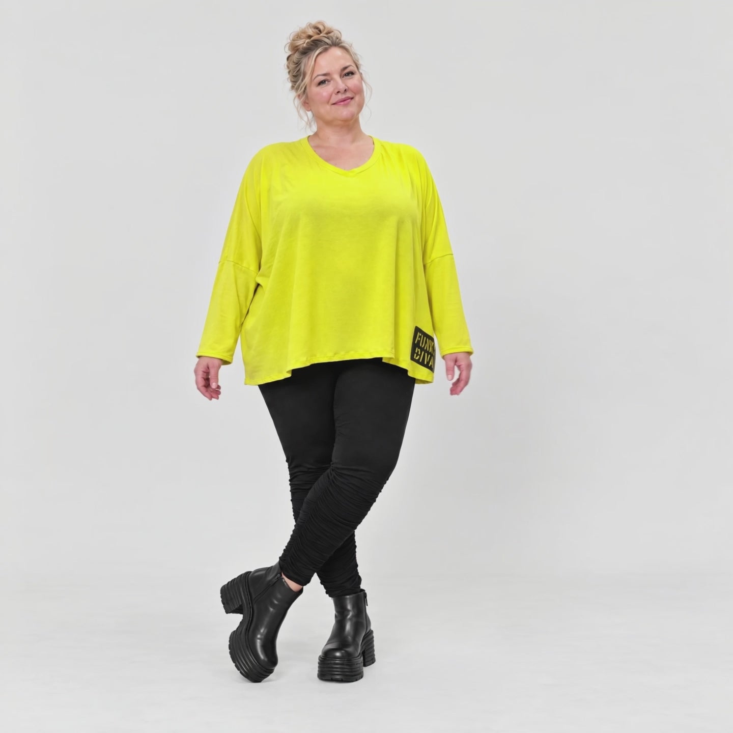 Langarmshirt in Gelb aus weichem Stretchjersey mit V-Ausschnitt und kastiger Passform