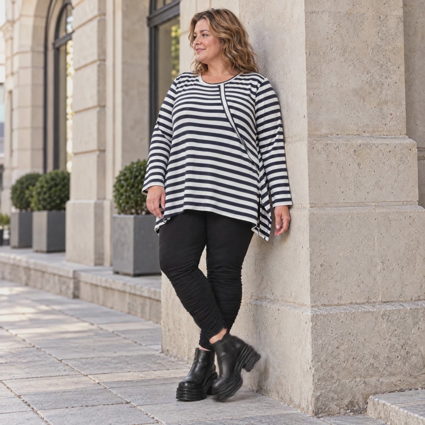 Langarmshirt Dunkelblau/Weiß aus weichem Stretchjersey in A-Linie mit Seitenschlitzen