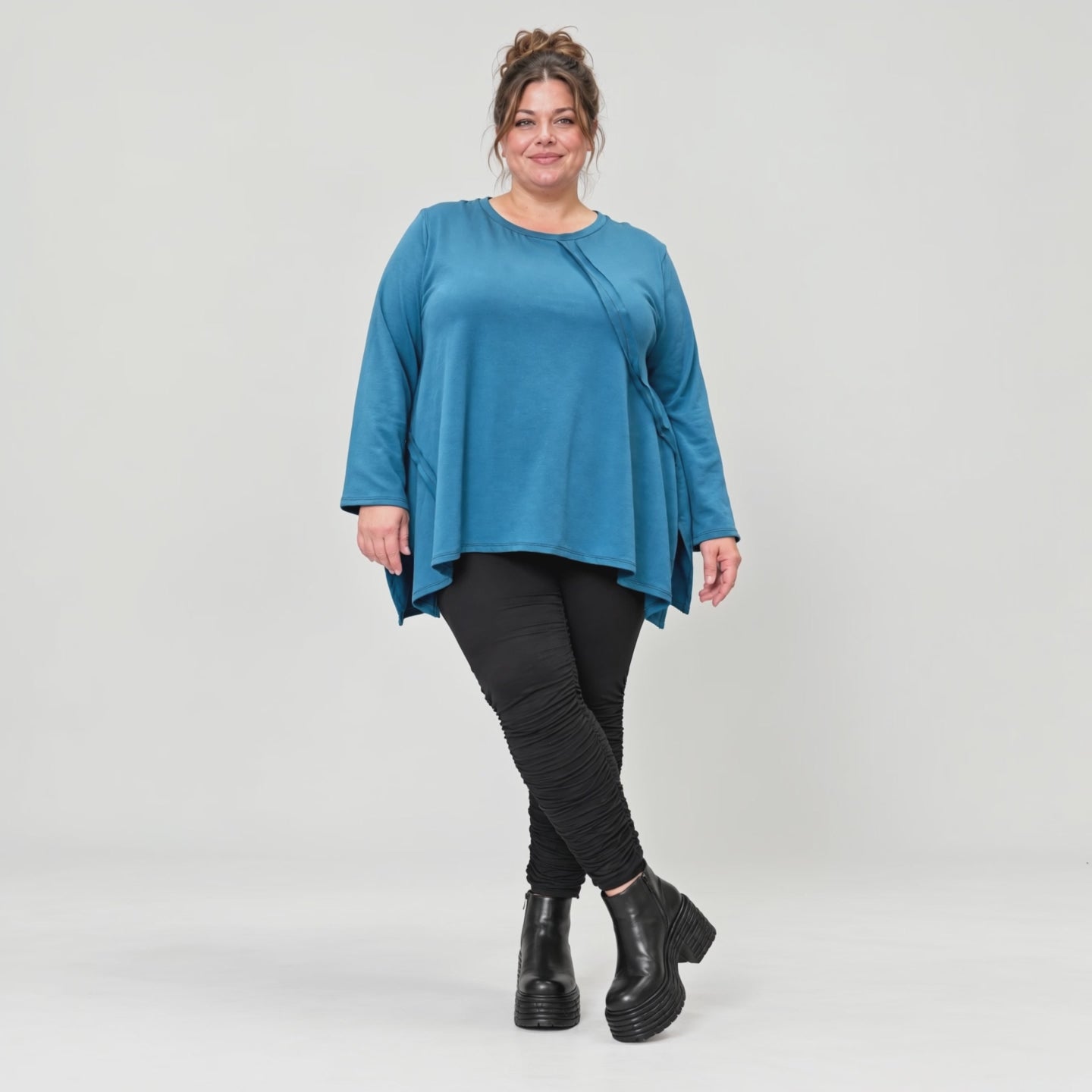 Blaues Langarmshirt aus warmem Stretchjersey in fließender A-Linie mit Rundhalsausschnitt