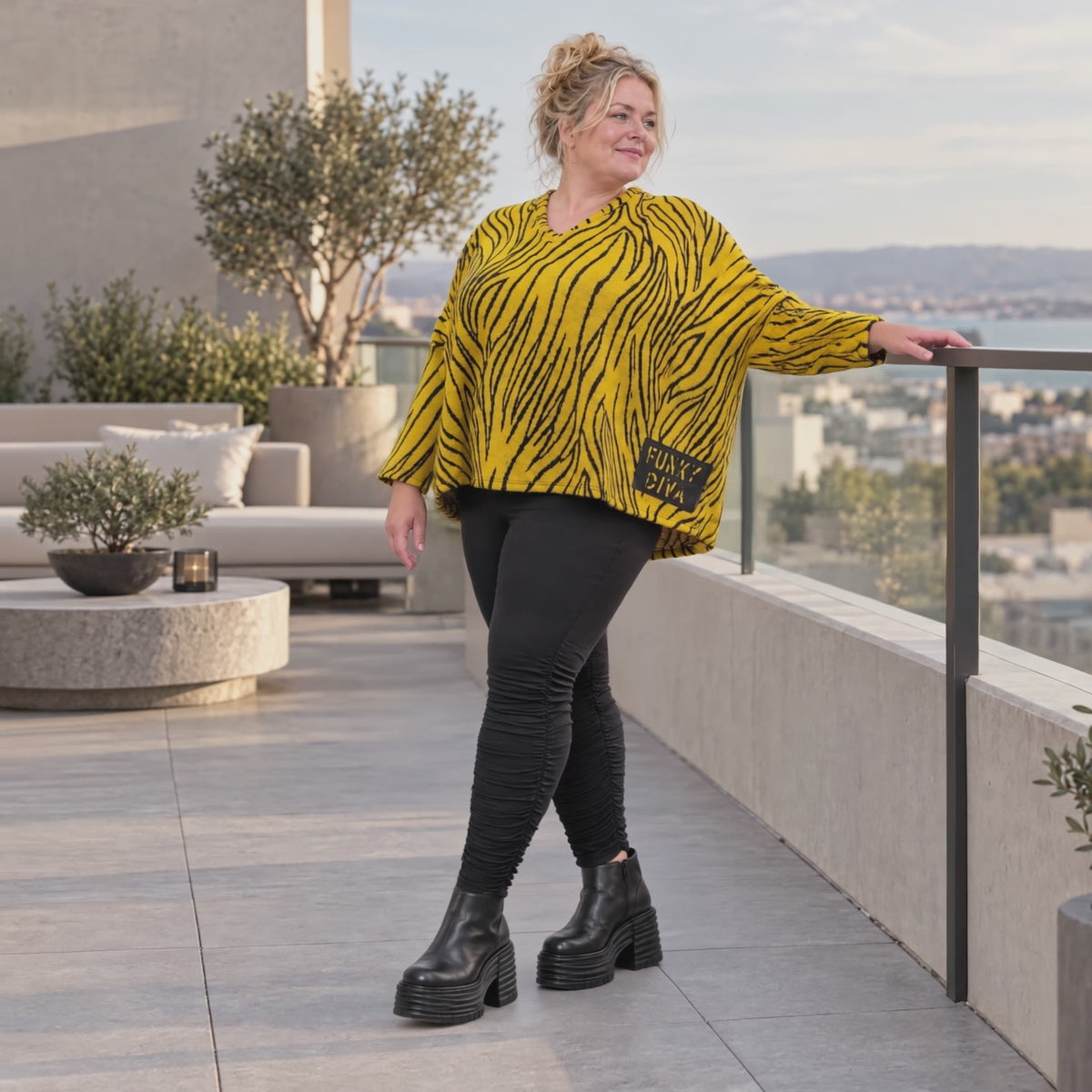 Kastiges Strickshirt mit Zebramuster in Gelb/Schwarz aus weichem flauschigem Feinstrick