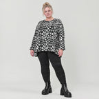 Flauschiges Feinstrickshirt in Schwarz/Weiß mit lockerer A-Linie und Faltennahtmuster