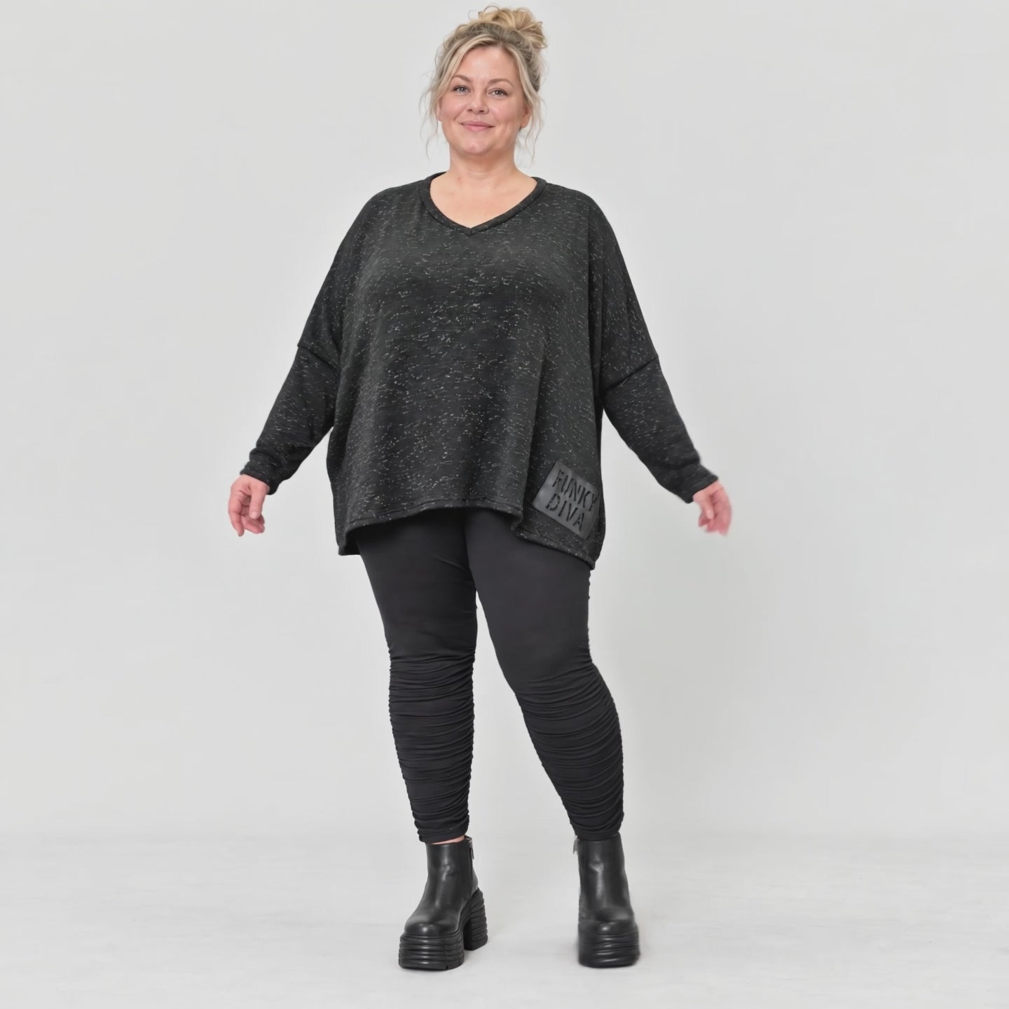 Langarmshirt in Schwarz/Weiß meliert aus weichem Flauschgarnfeinstrick mit V-Ausschnitt