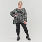 Flauschiges Langarmshirt aus Feinstrick in Schwarz/Weiß mit Zebramuster und A-Linie