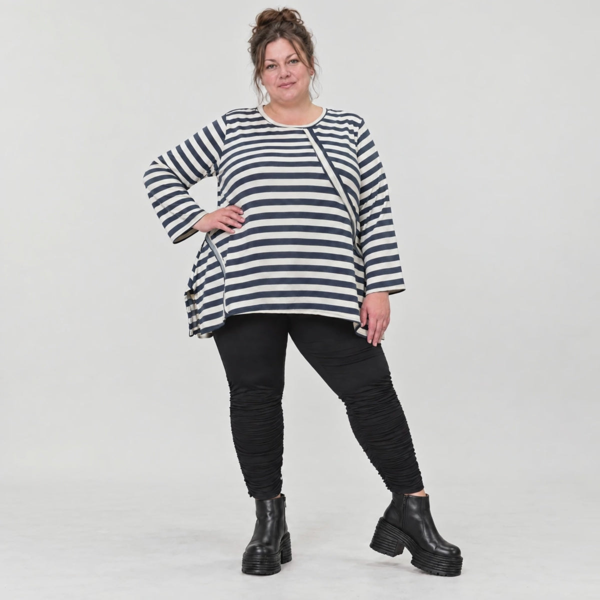Langarmshirt in Creme/Dunkelblau mit A-Linie aus weichem Stretchjersey und Schlitzen