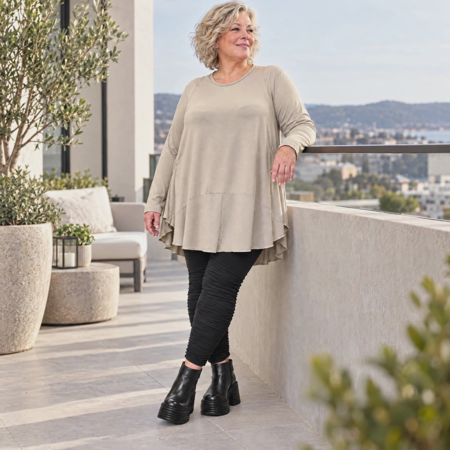 Langarmshirt in Taupe aus feinem Modalstretch mit Seitentaschen und gerundeter Silhouette