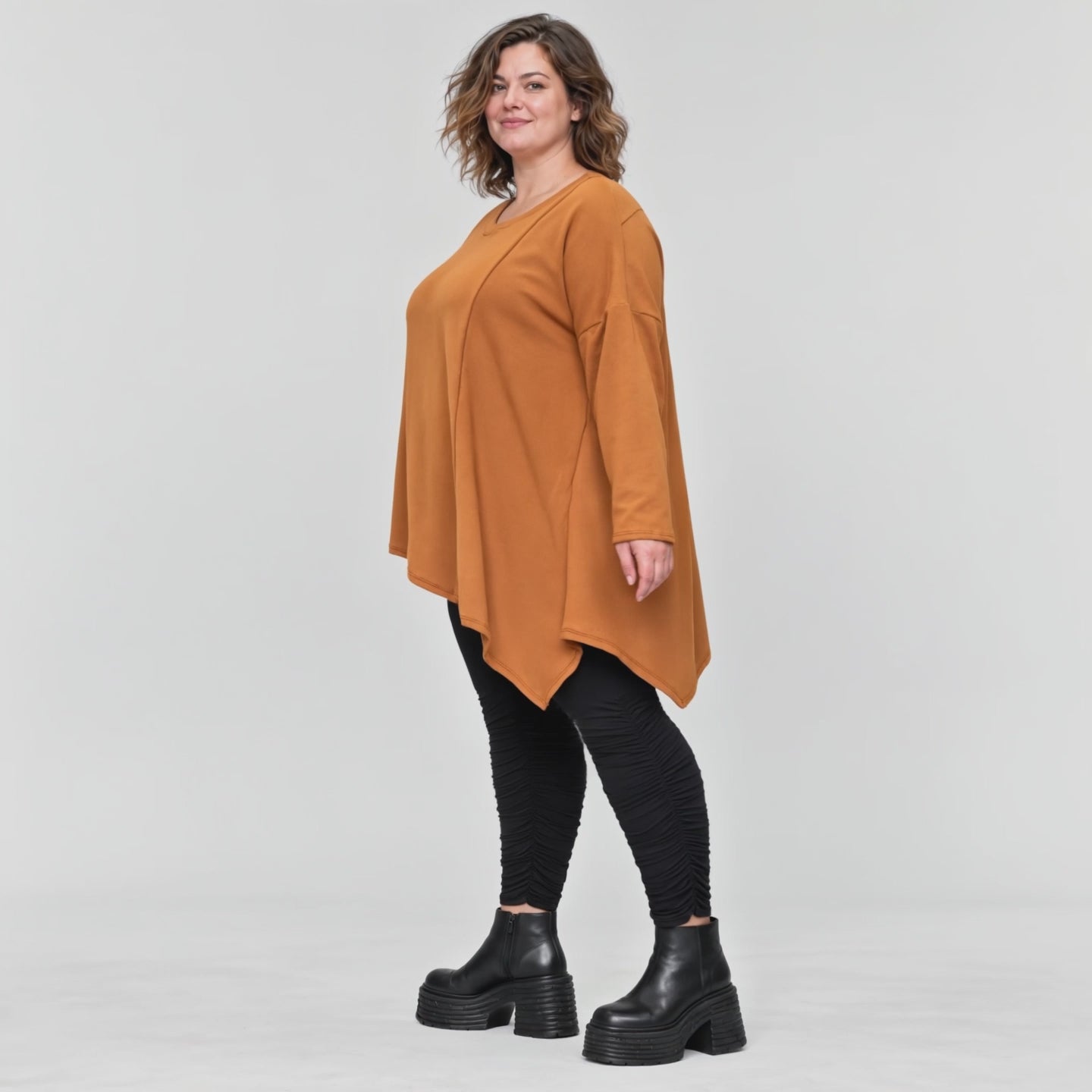 Langarmshirt in warmem Braun mit asymmetrischem Zipfelsaum aus feinem Stretchjersey