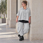 Graue Ballonhose aus weichem Rippmaterial mit elastischem Bund und aufgesetzten Taschen
