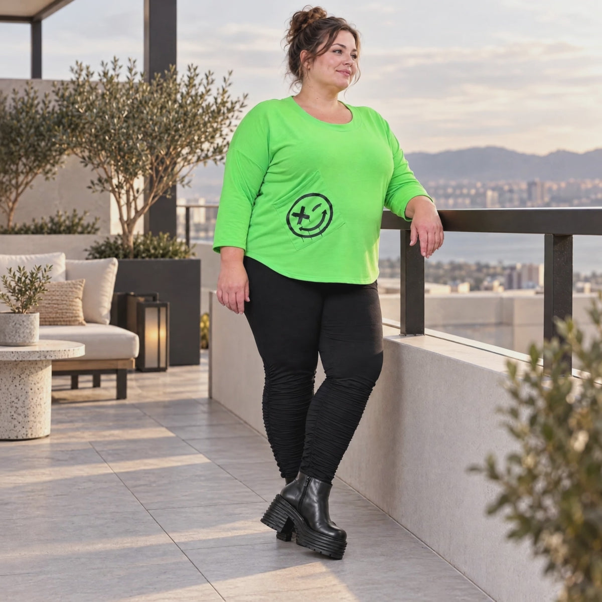 Grünes Shirt aus Stretchjersey mit Rundhalsausschnitt 7/8-Arm und aufgesetzten Taschen