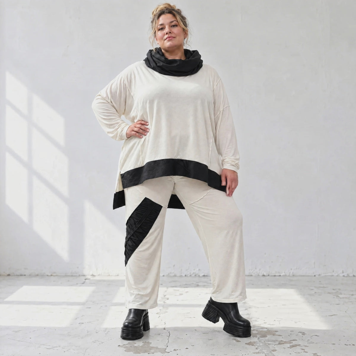 Creme Jerseyhose gerade mit Stretchkomfort Elastikbund Taftdetails und Overlocknähten