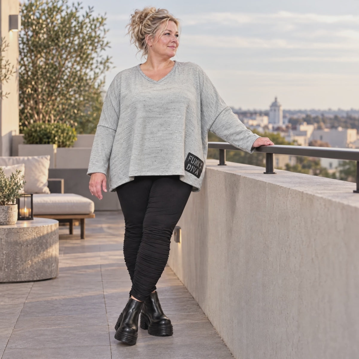 Feinstrickshirt in Grau/Schwarz meliert mit V-Ausschnitt und lässig kastiger Silhouette
