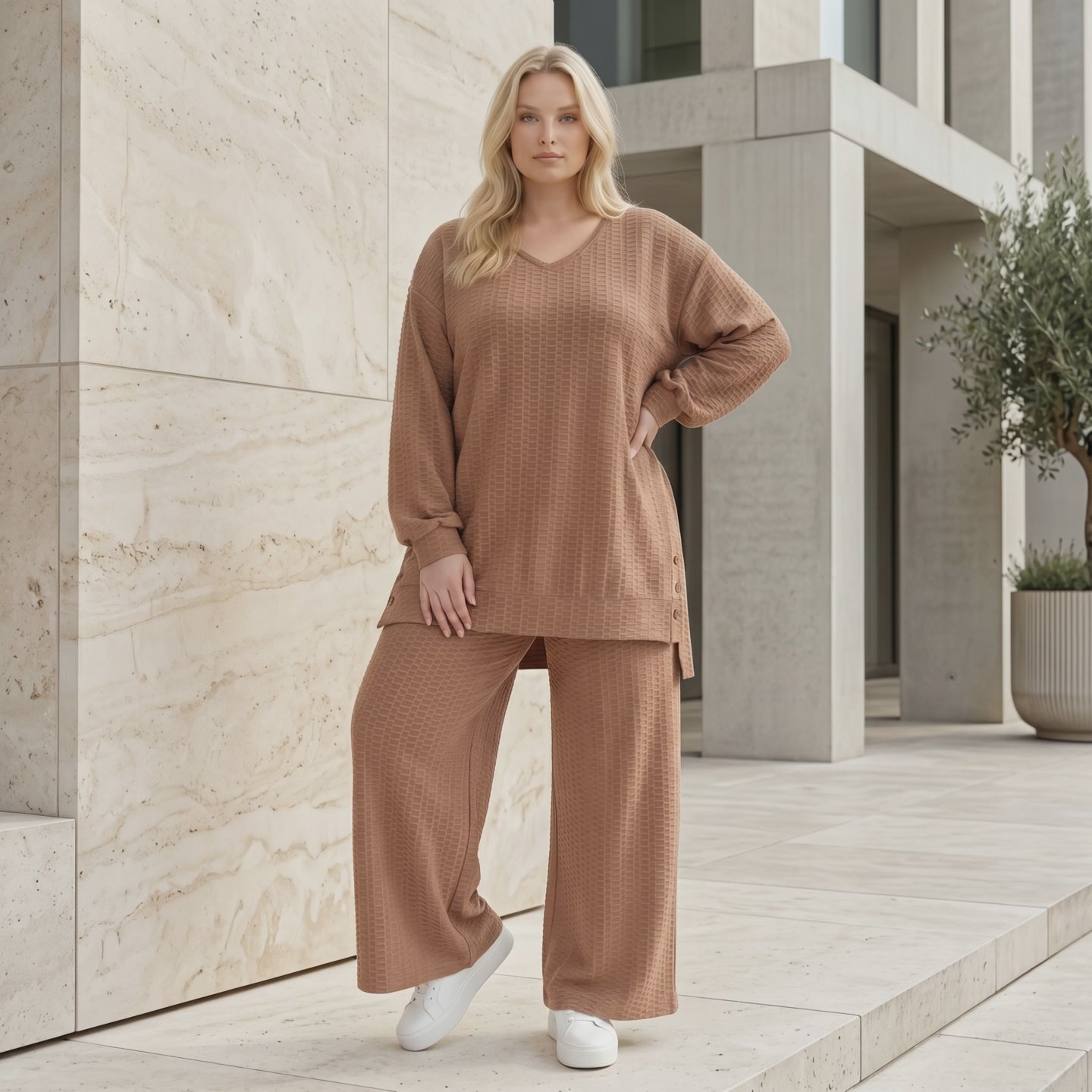 Legeres Oversize Shirt mit fließendem Stretch Jacquard, ausgefallenem Waffelmuster und Zierknöpfen, Cognac
