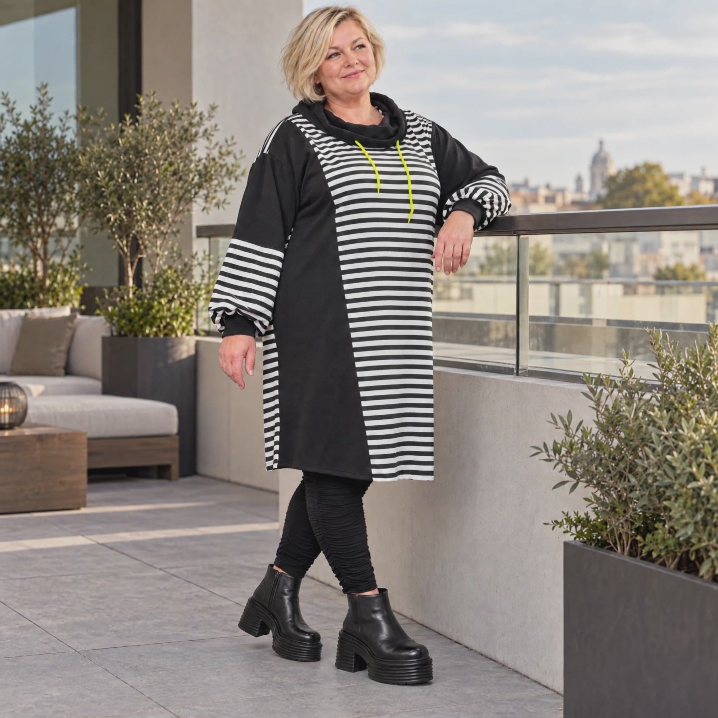 Gestreiftes Winterkleid aus Stretchjersey in Gelb/Schwarz/Weiß mit gerader Schnittform