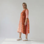 Ballonkleid in Koralleorange Batik aus Viskose mit Halbarm und Taschen im Lagenlook
