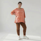 Viskoseshirt in koralleorange Batiklook mit Rundhals Halbarm und lässiger Glockenform