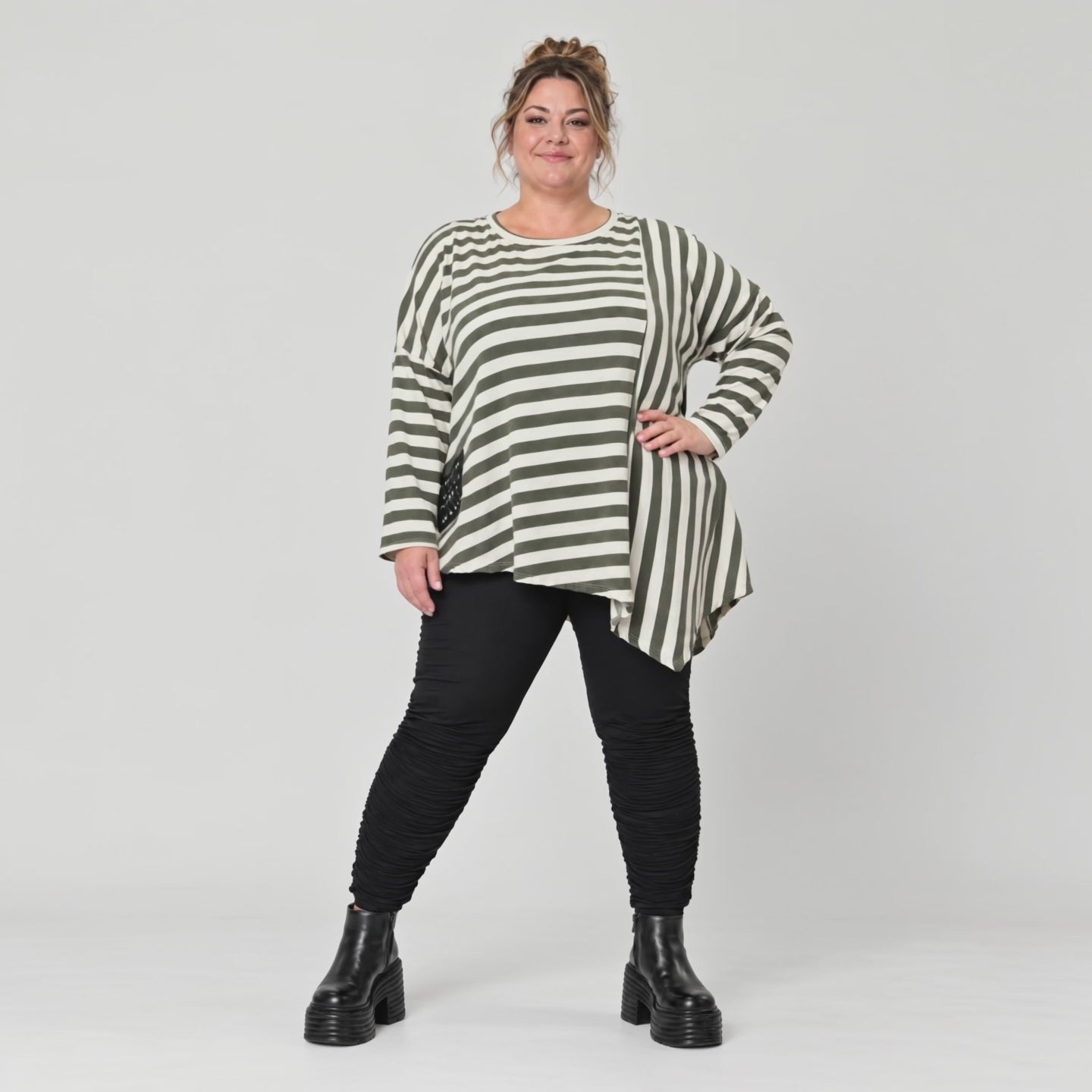 Langarmshirt in Creme/Dunkelgrün mit asymmetrischem Zipfelsaum aus weichem Stretchjersey