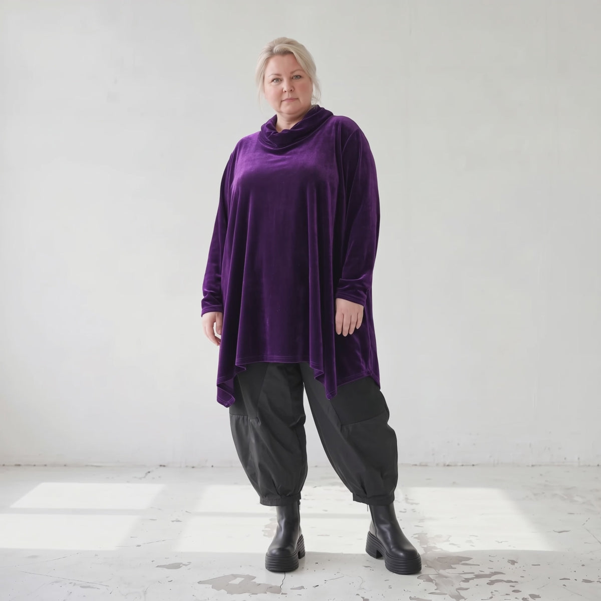 Violettes Velourshirt mit Rollkragen in A-Linie mit Seitentaschen weich und kuschelig