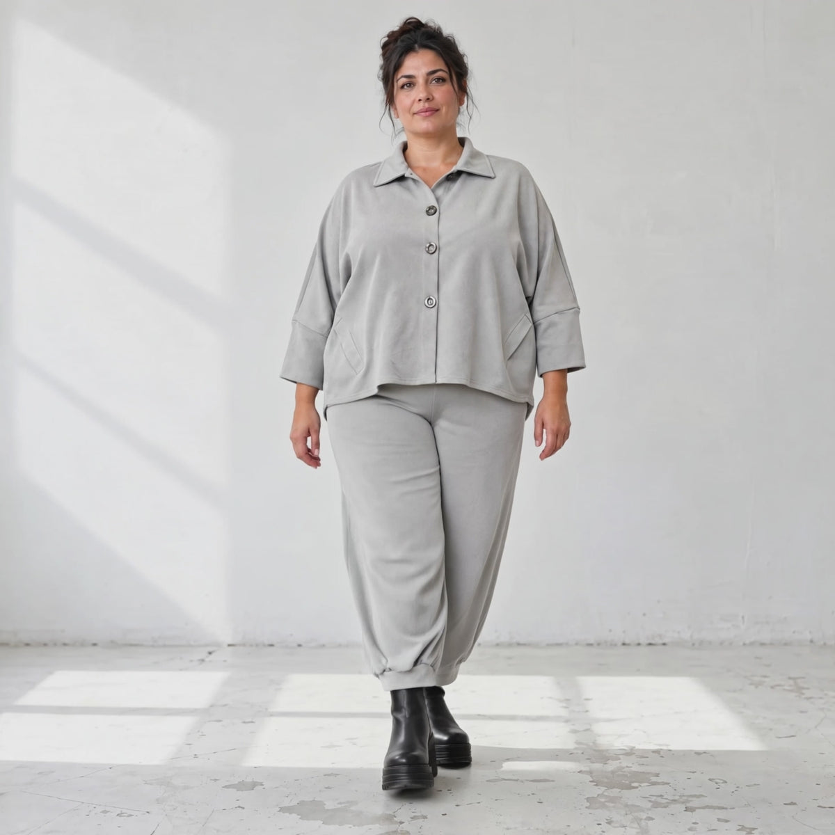 Graue Jeansjacke in weicher Stretchqualität mit Vokuhilaschnitt und bequemem Sitz
