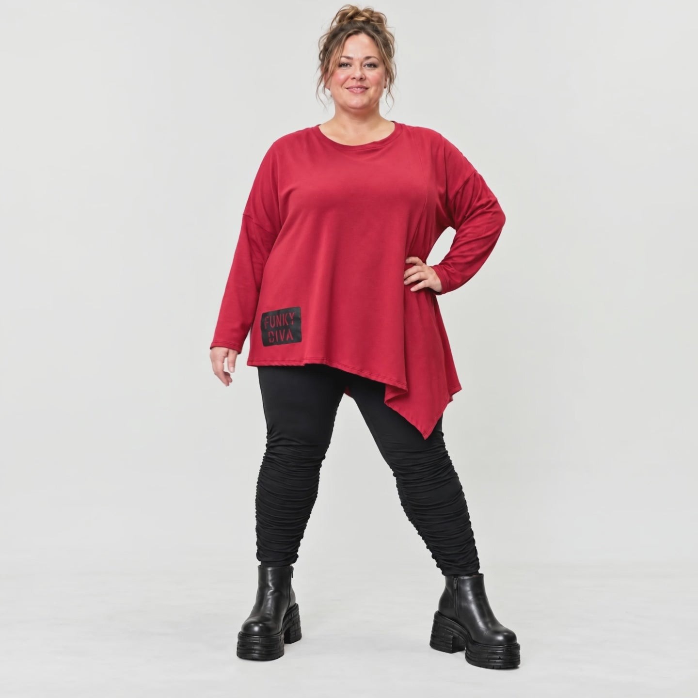 Rotes Langarmshirt mit asymmetrischem Zipfelsaum aus weichem Stretchjersey aus Italien