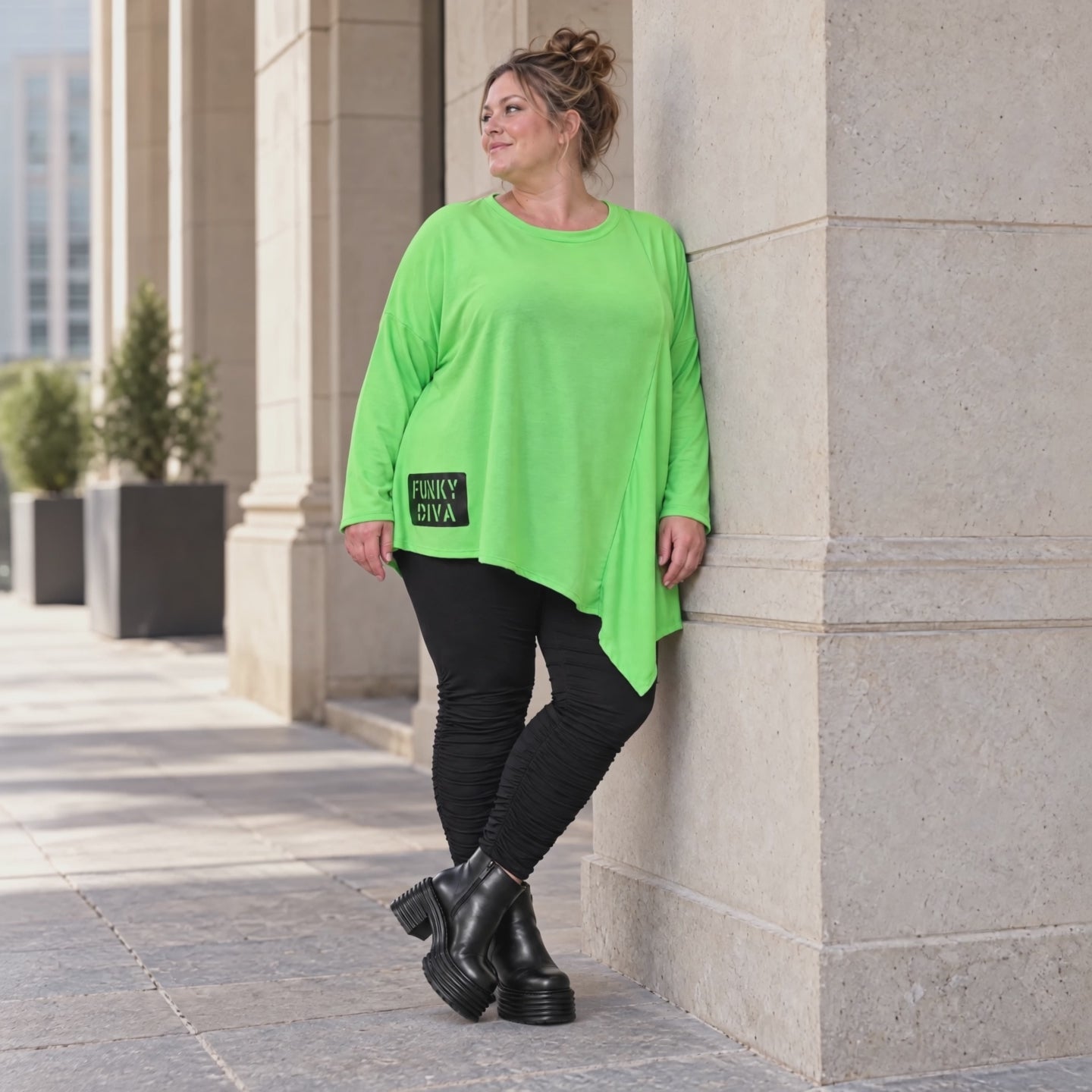 Langarmshirt in frischem Grün mit asymmetrischem Zipfelsaum aus weichem Stretchjersey