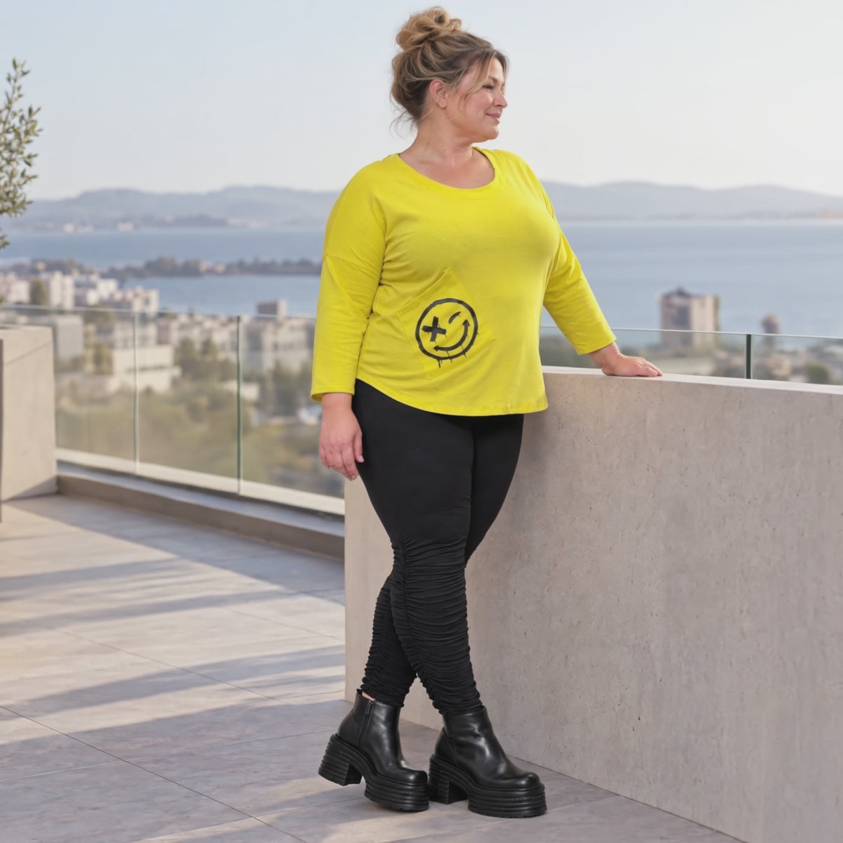 Shirt in leuchtendem Gelb aus weichem Stretchjersey mit Rundhalsausschnitt und 7/8-Arm