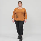 Shirt aus weichem Stretchjersey in Braun mit Rundhalsausschnitt und gerundeter Schnittform