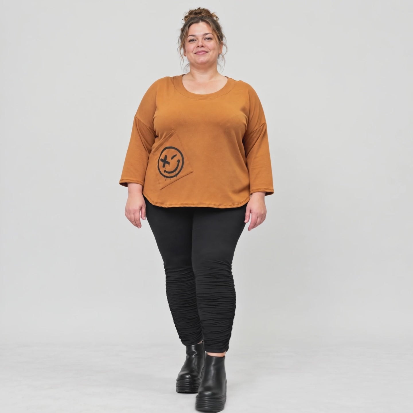 Shirt aus weichem Stretchjersey in Braun mit Rundhalsausschnitt und gerundeter Schnittform