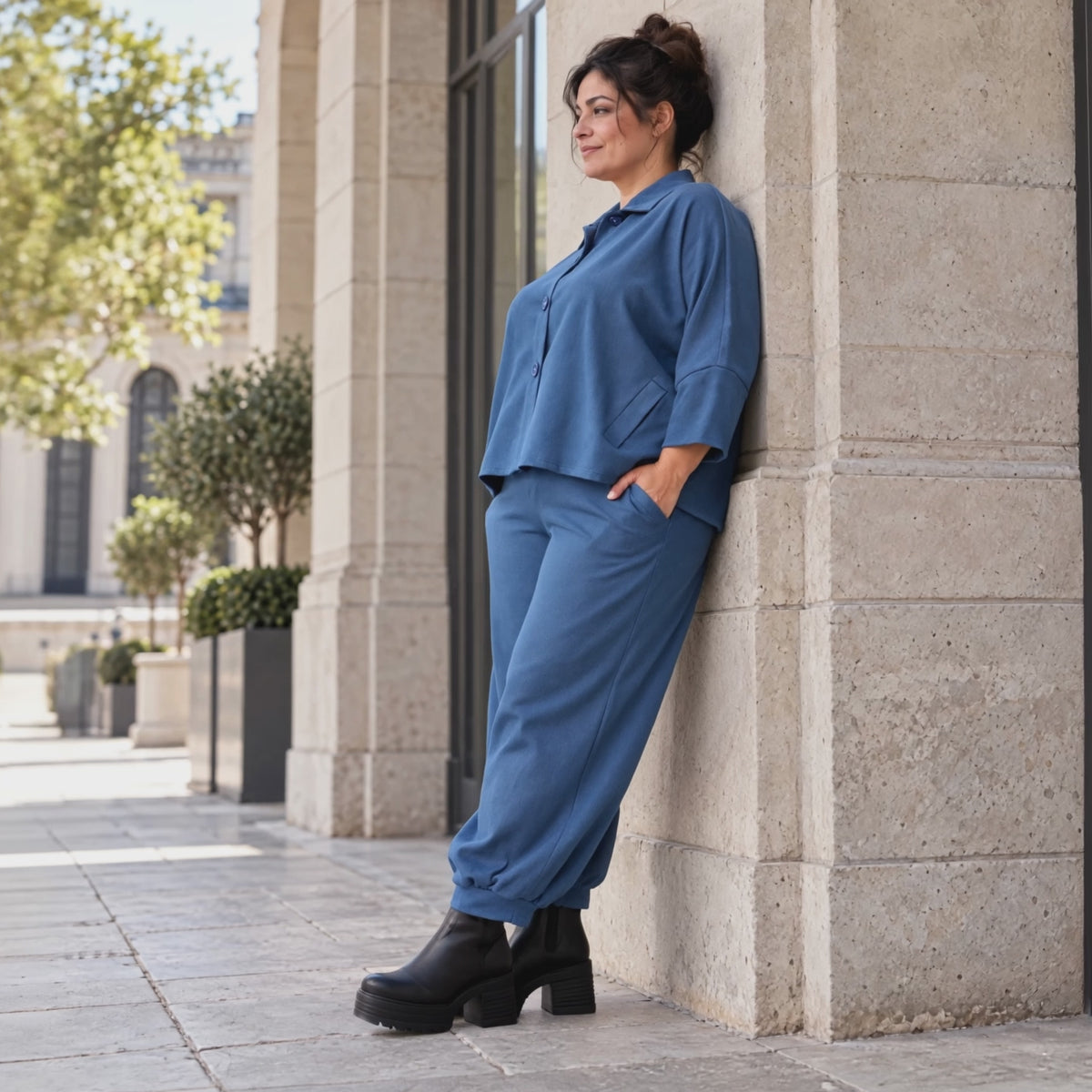 Jeansjacke aus blauem Stretchdenim im femininen Vokuhilaschnitt vorne kurz hinten lang