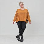 Langarmshirt in Braun mit V-Ausschnitt aus weichem Stretchjersey in kastiger Passform