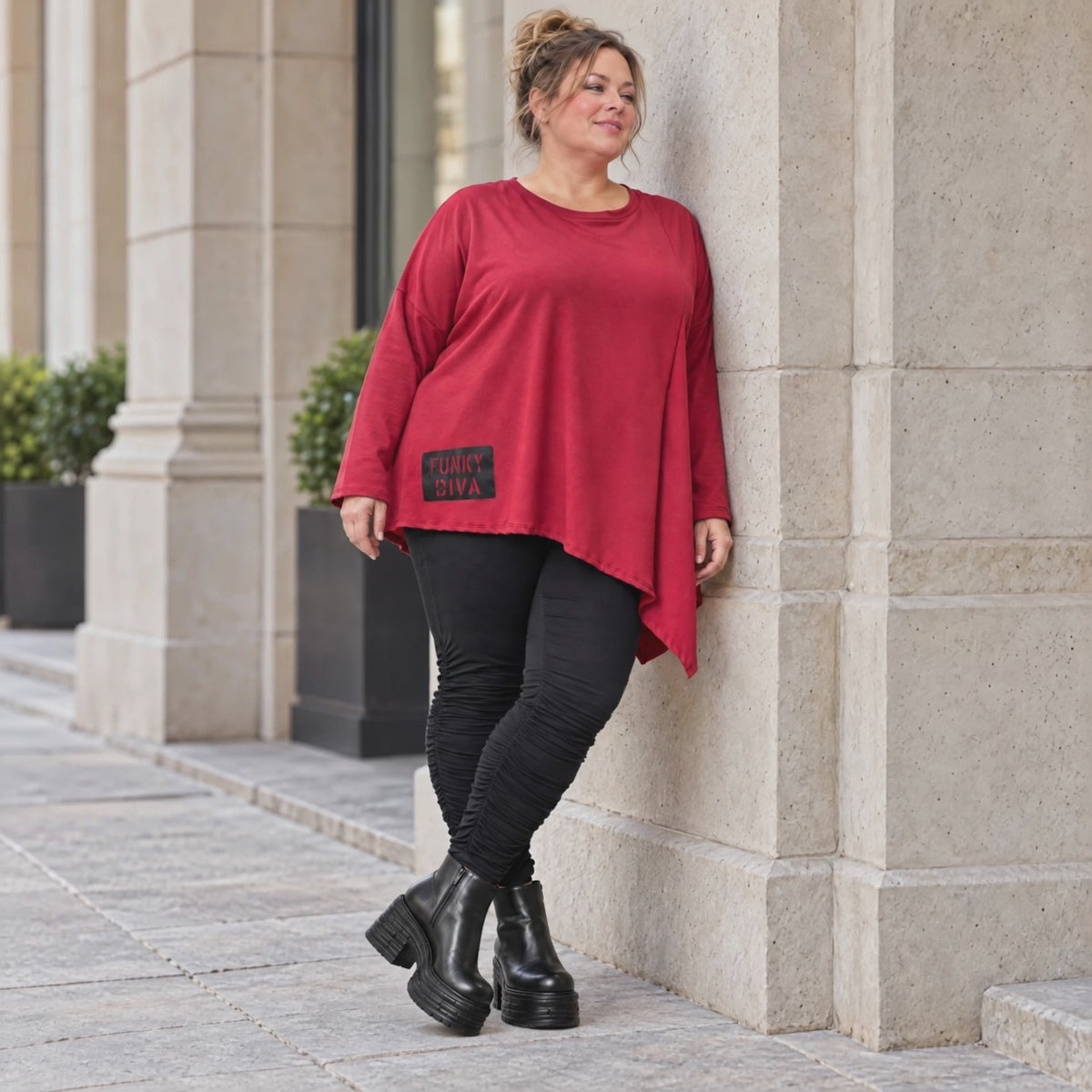 Rotes Langarmshirt mit asymmetrischem Zipfelsaum aus weichem Stretchjersey aus Italien