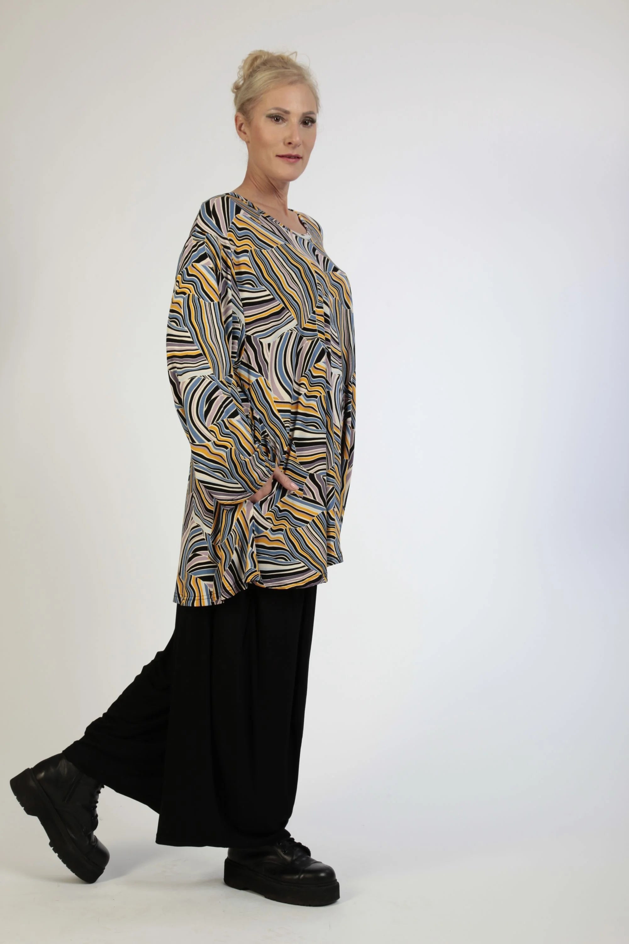  AKH Fashion Shirt in Glocken-Form, aus Viskose, 1169.01892, Blau-Gelb-Flieder, Grafik