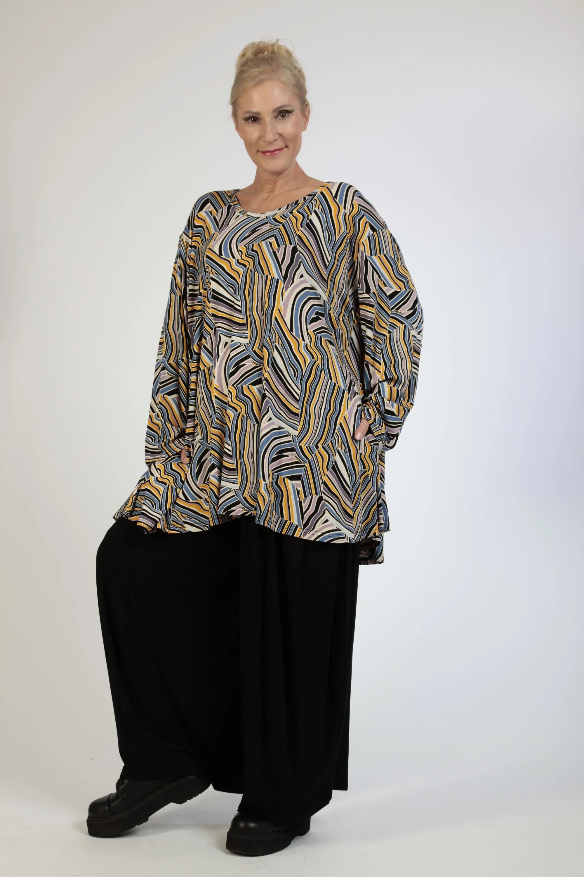  AKH Fashion Shirt in Glocken-Form, aus Viskose, 1169.01892, Blau-Gelb-Flieder, Grafik
