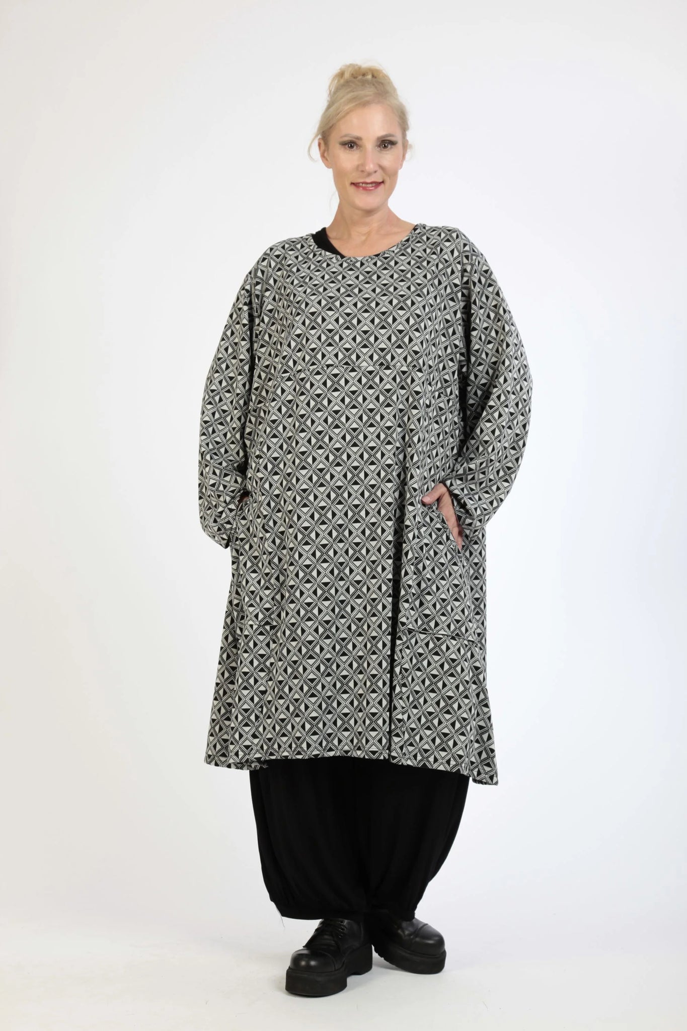  Kleid von AKH Fashion aus Materialmix in gerader Form, 1174.06791, Grau-Schwarz, Schick