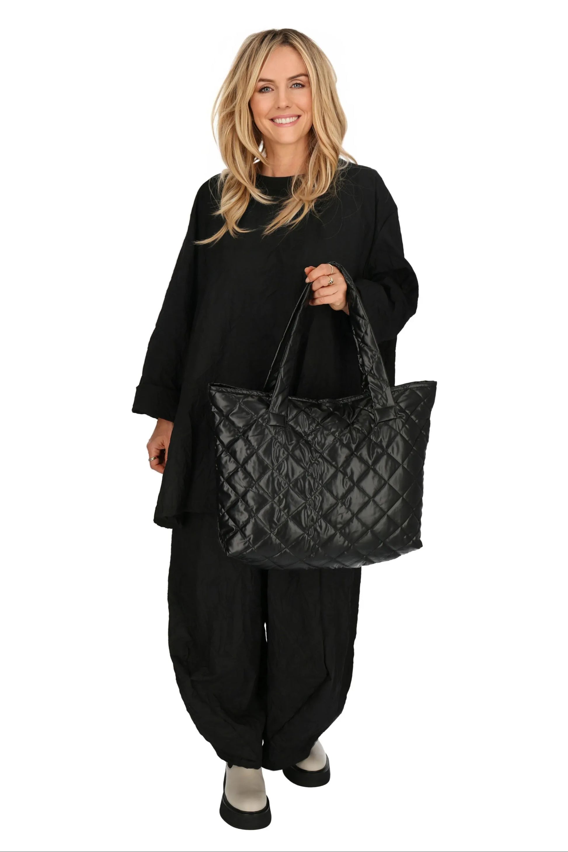  Klassische schwarze gesteppte Tasche mit Rautenmuster für den Herbst/Winter-Look und Plus Size