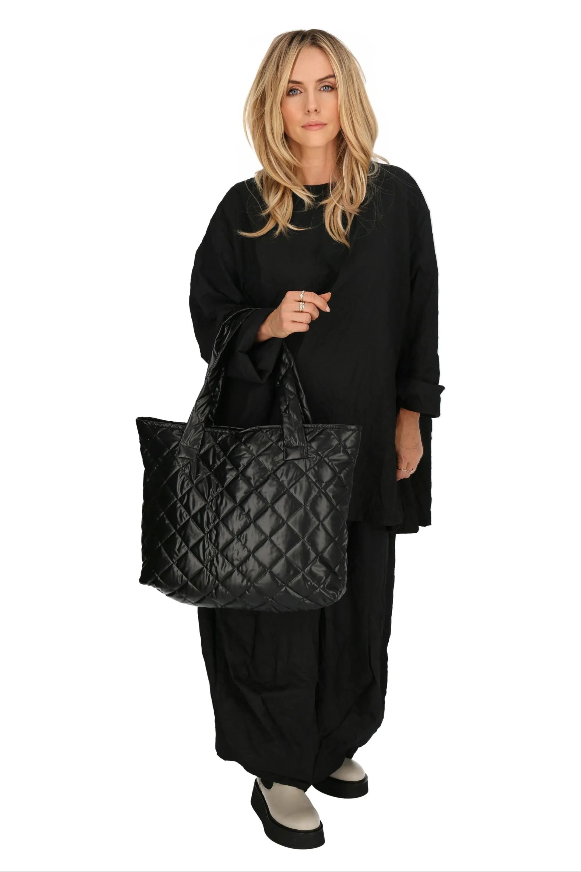  Klassische schwarze gesteppte Tasche mit Rautenmuster für den Herbst/Winter-Look und Plus Size