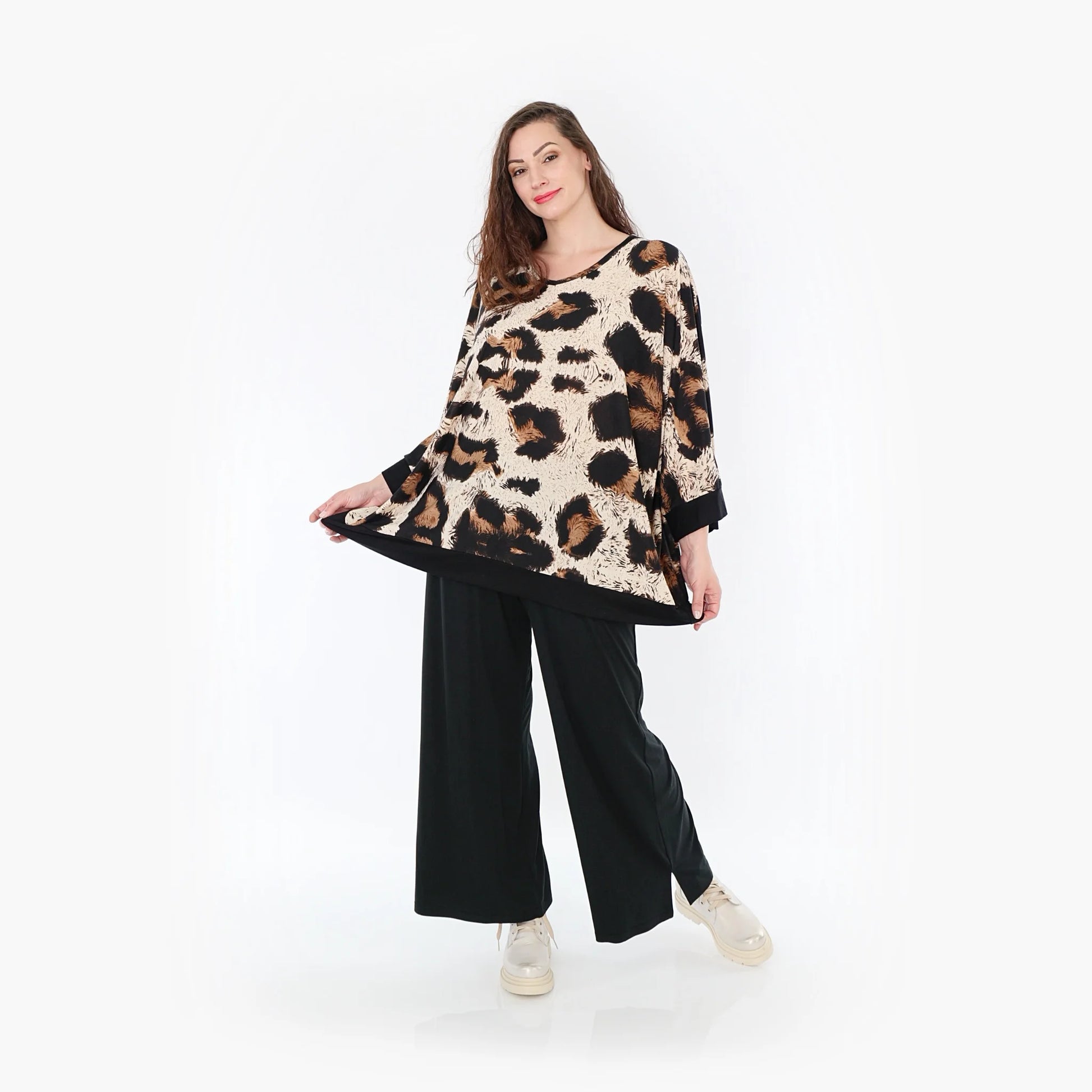  Lässiges Oversize-Shirt mit V-Ausschnitt im Leopardenmuster in Beige, Schwarz und Braun für Plus Size