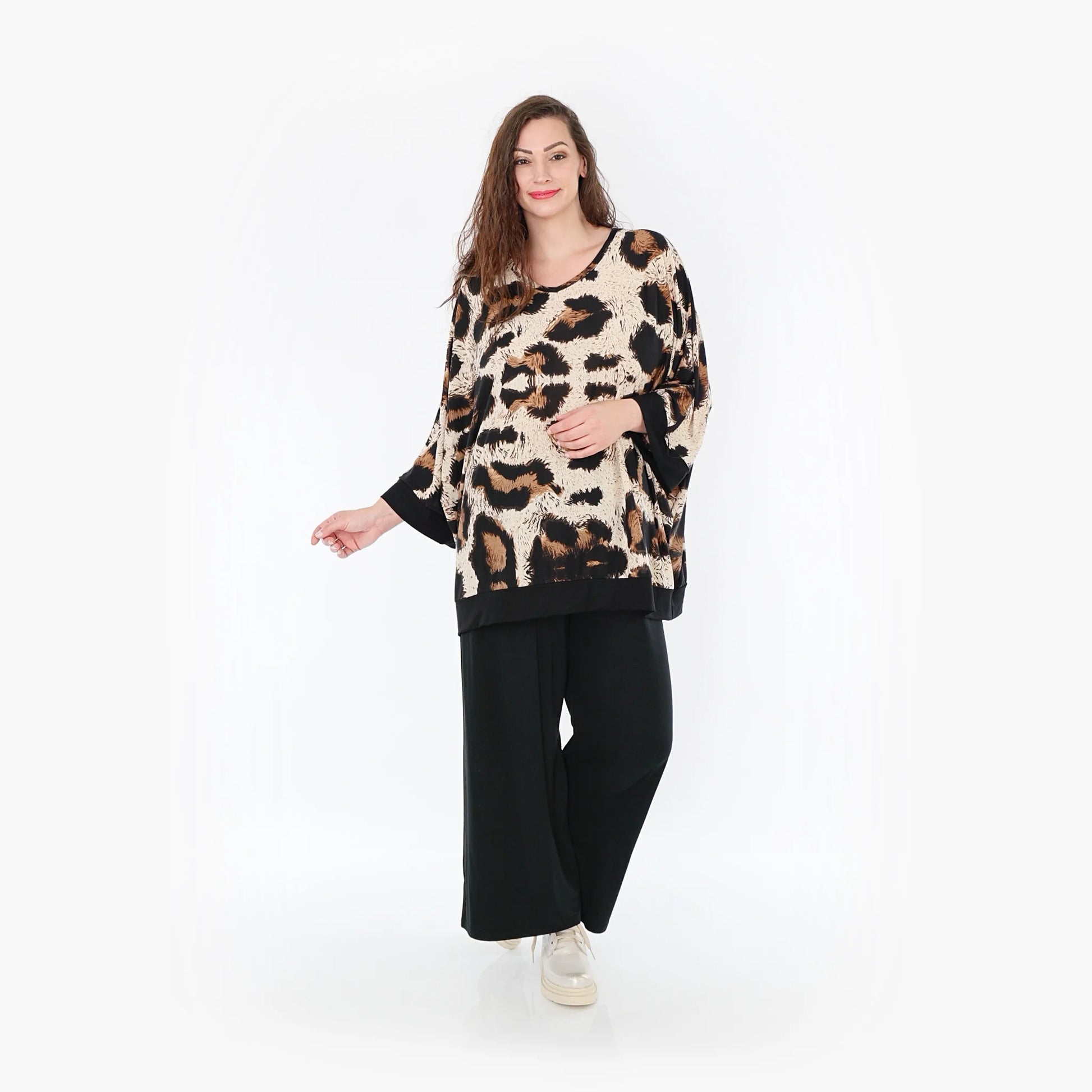  Lässiges Oversize-Shirt mit V-Ausschnitt im Leopardenmuster in Beige, Schwarz und Braun für Plus Size