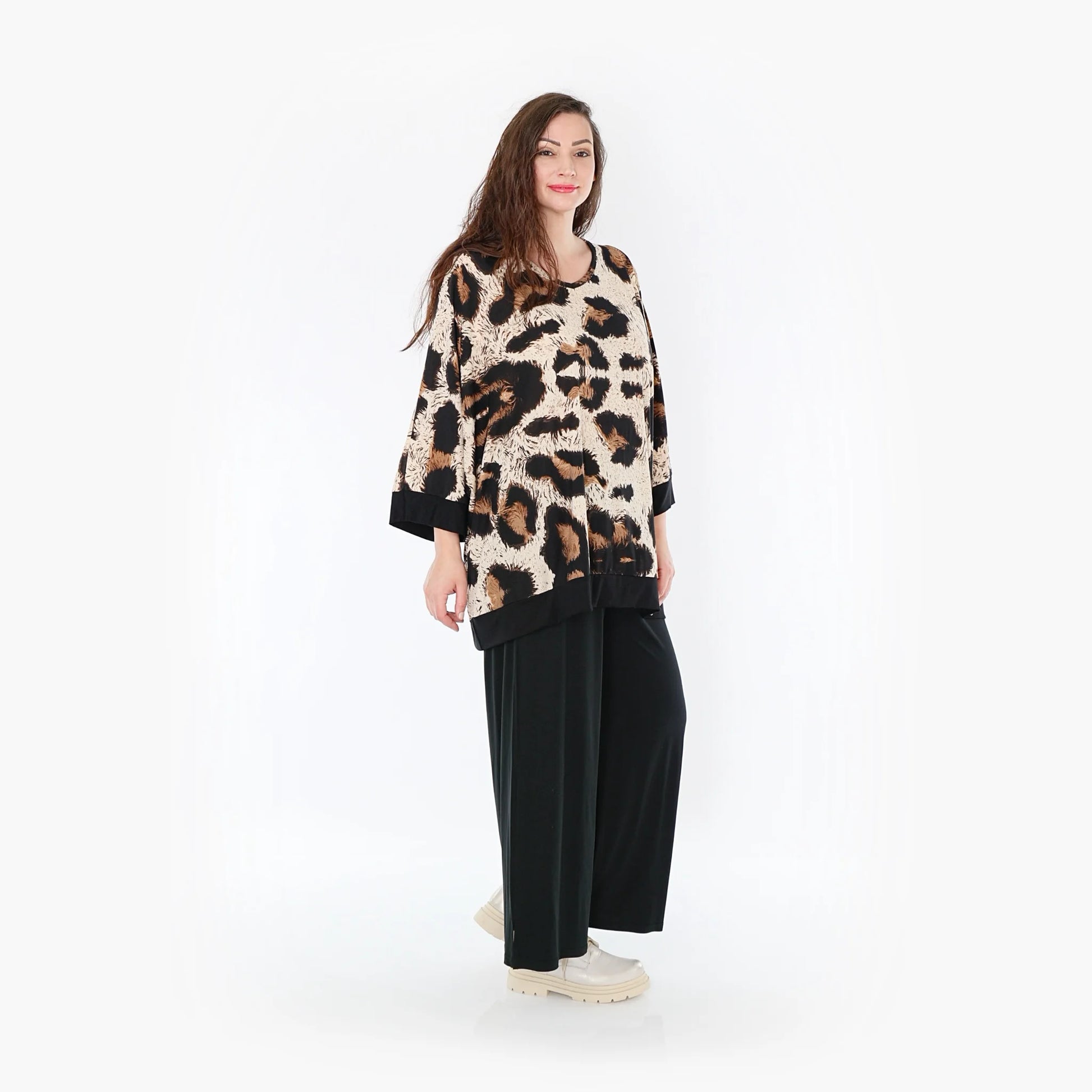  Lässiges Oversize-Shirt mit V-Ausschnitt im Leopardenmuster in Beige, Schwarz und Braun für Plus Size