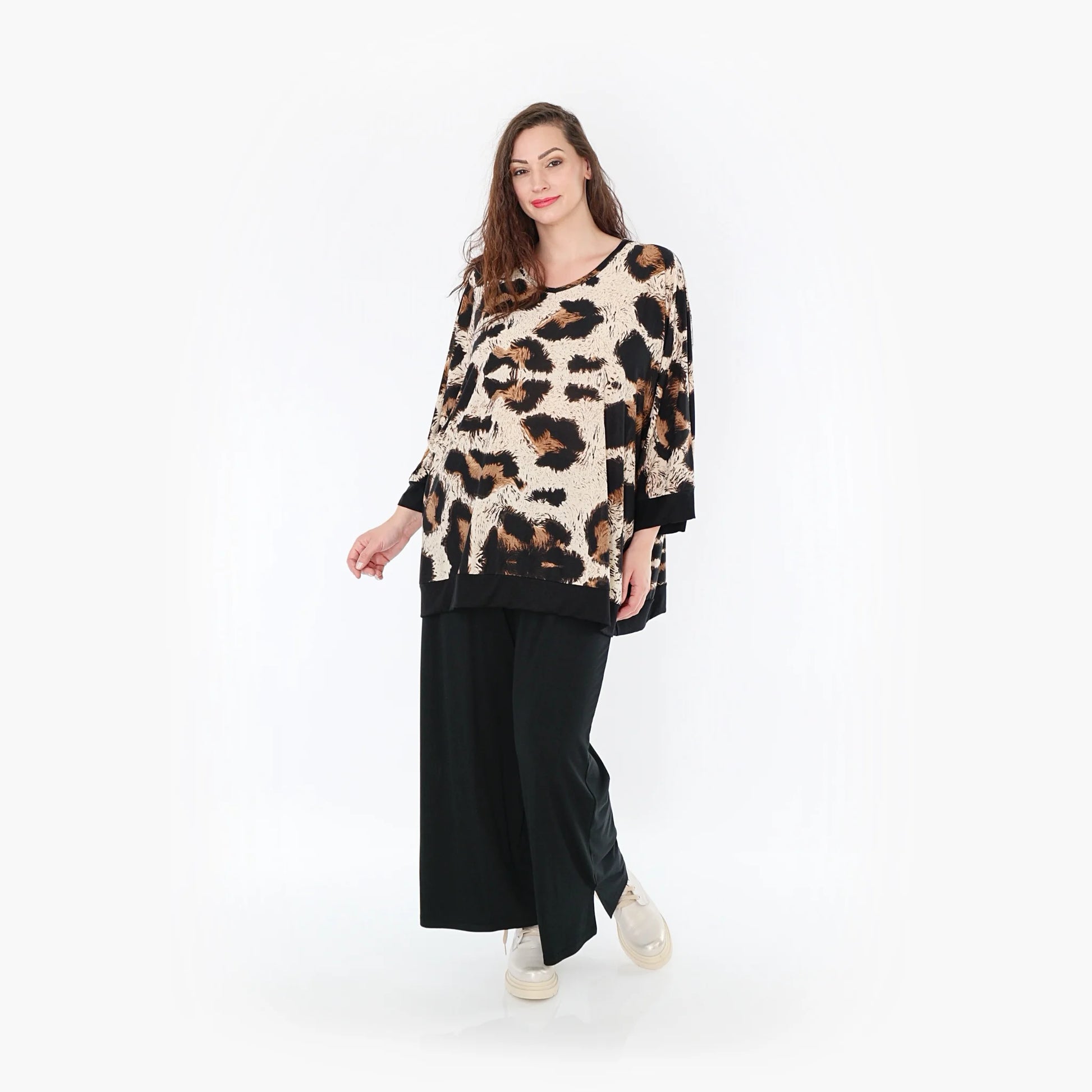  Lässiges Oversize-Shirt mit V-Ausschnitt im Leopardenmuster in Beige, Schwarz und Braun für Plus Size