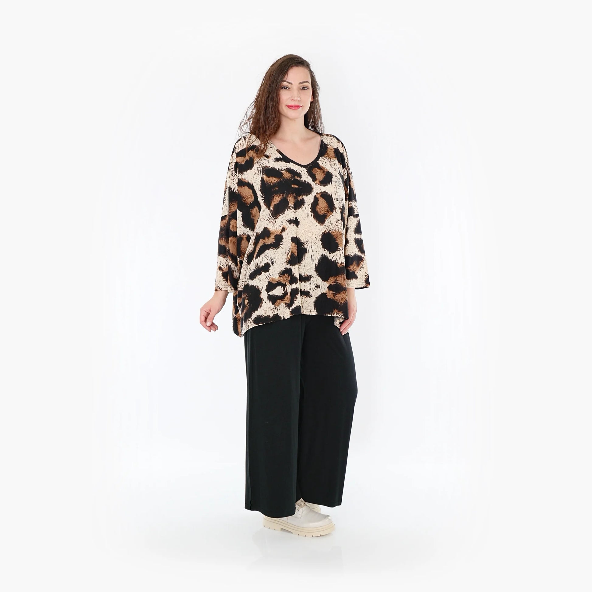  Stylisches Oversize-Shirt in trendigem Leopardenmuster mit bequemem V-Ausschnitt für Curvy Fashion