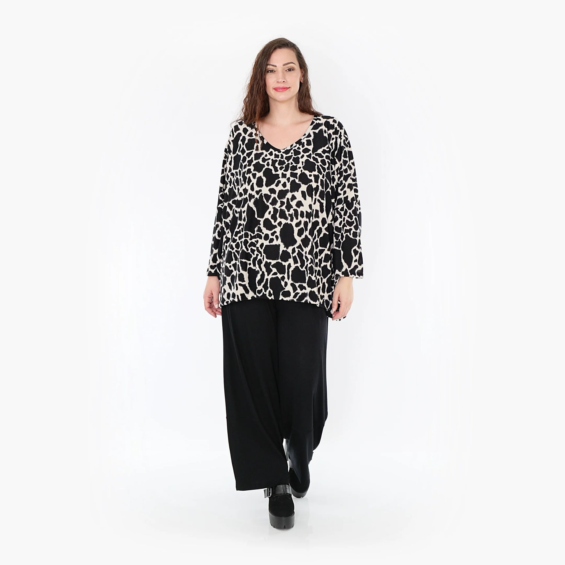  Elegantes Oversize-Shirt in Schwarz-Ecru mit Leopardenmuster für Curvy-Fashion-Liebhaberinnen