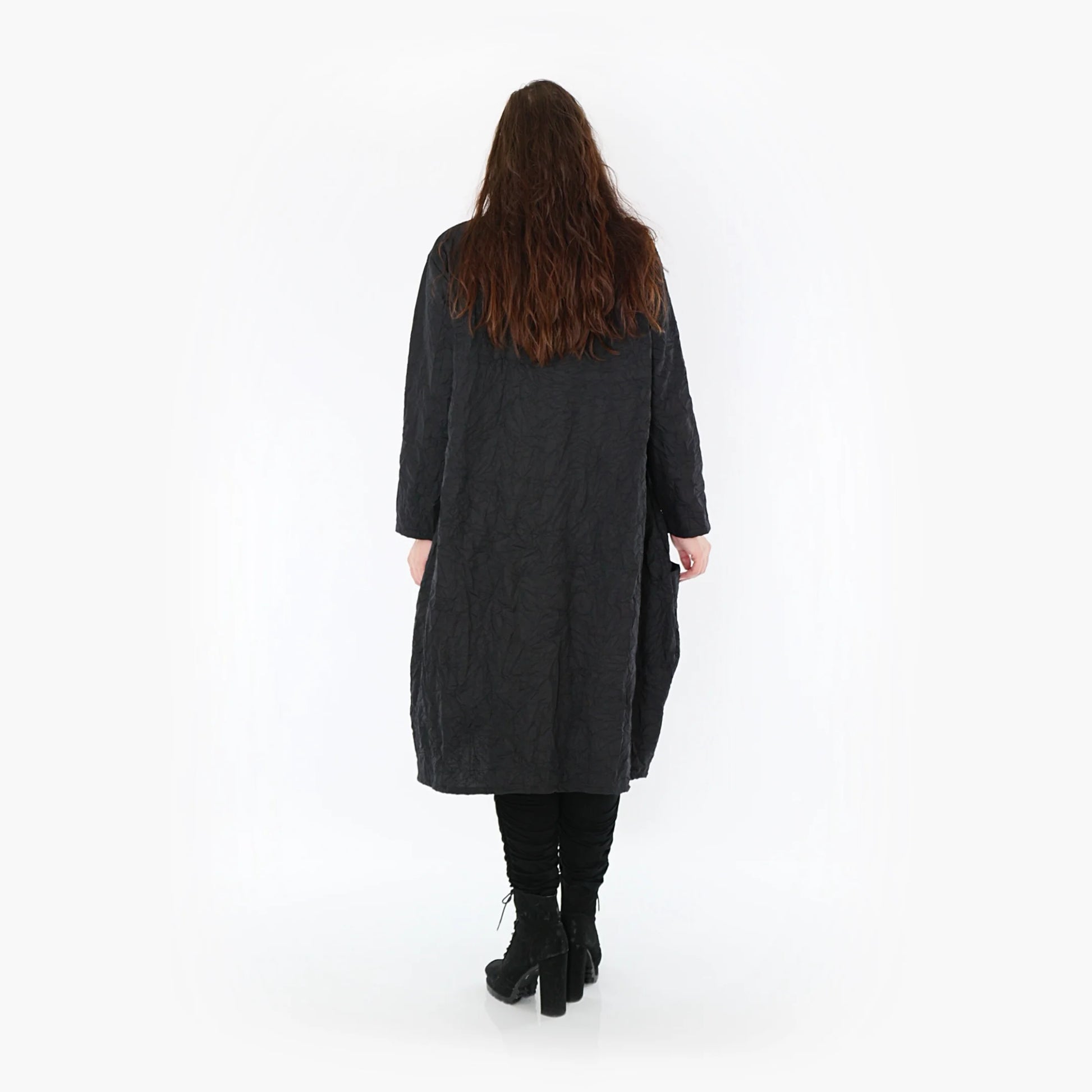  Schwarzes zeitloses Kleid mit geradem Schnitt und langen Ärmeln, perfekt für Plus Size und Curvy Fashion